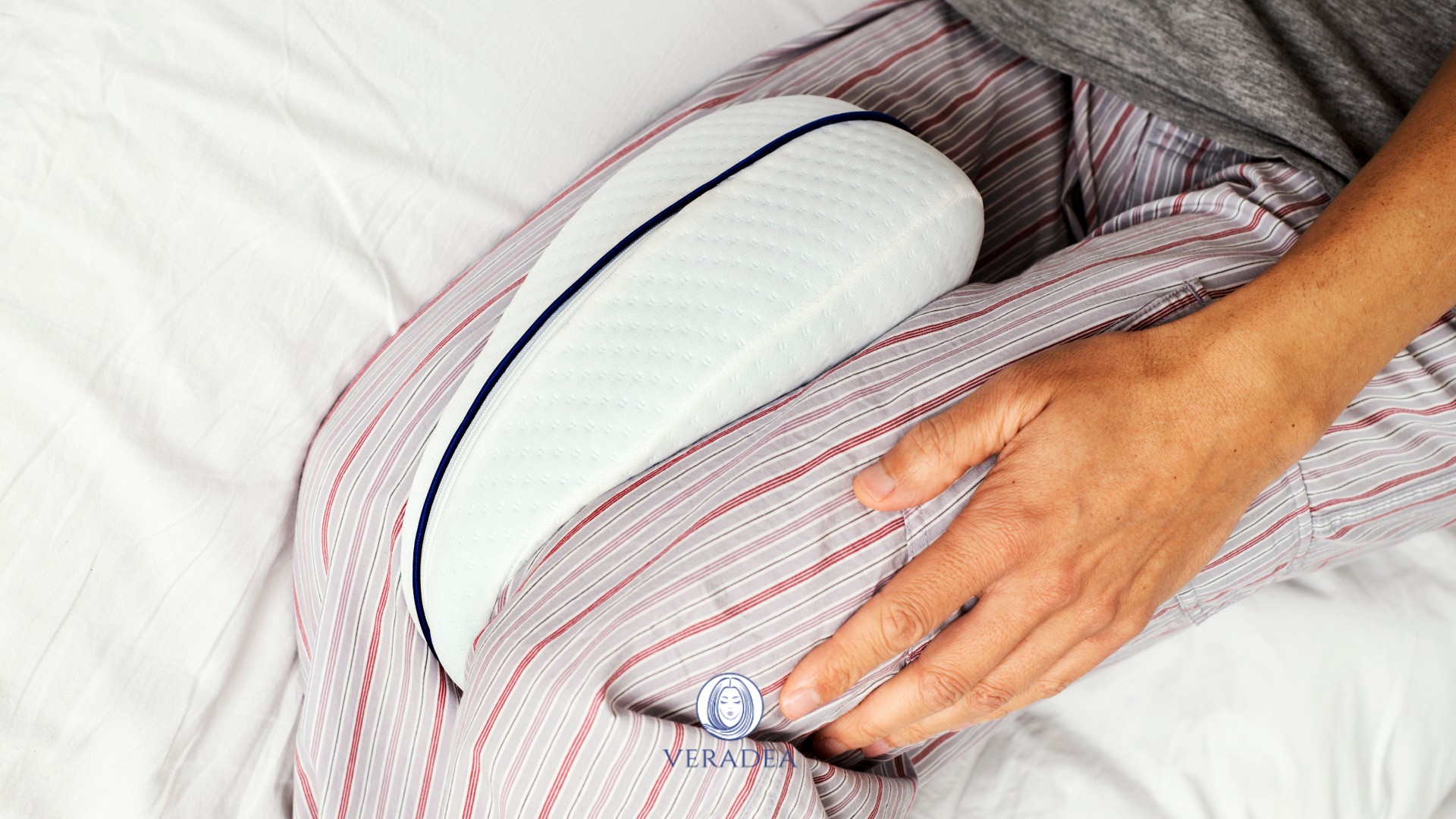Dormire con il cuscino tra le gambe fa bene o male?