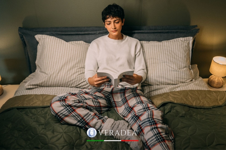 Leggere a letto: come scegliere la luce giusta per un sonno di qualità